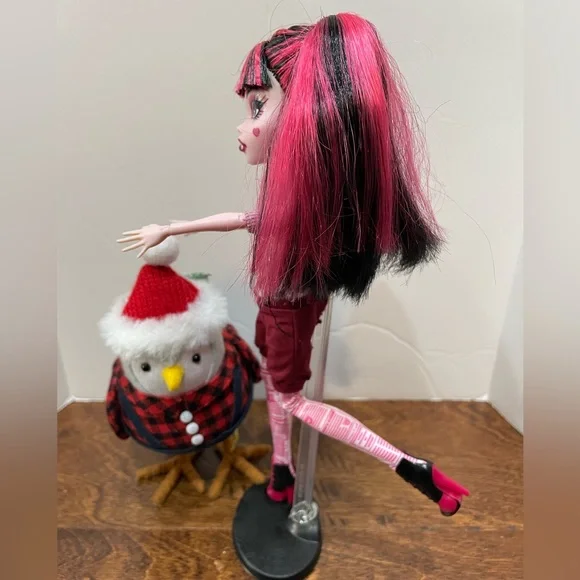 Monster High Draculaura Forbitten Love Doll In The Newspaper Club Outfit - Picture 4 of 16